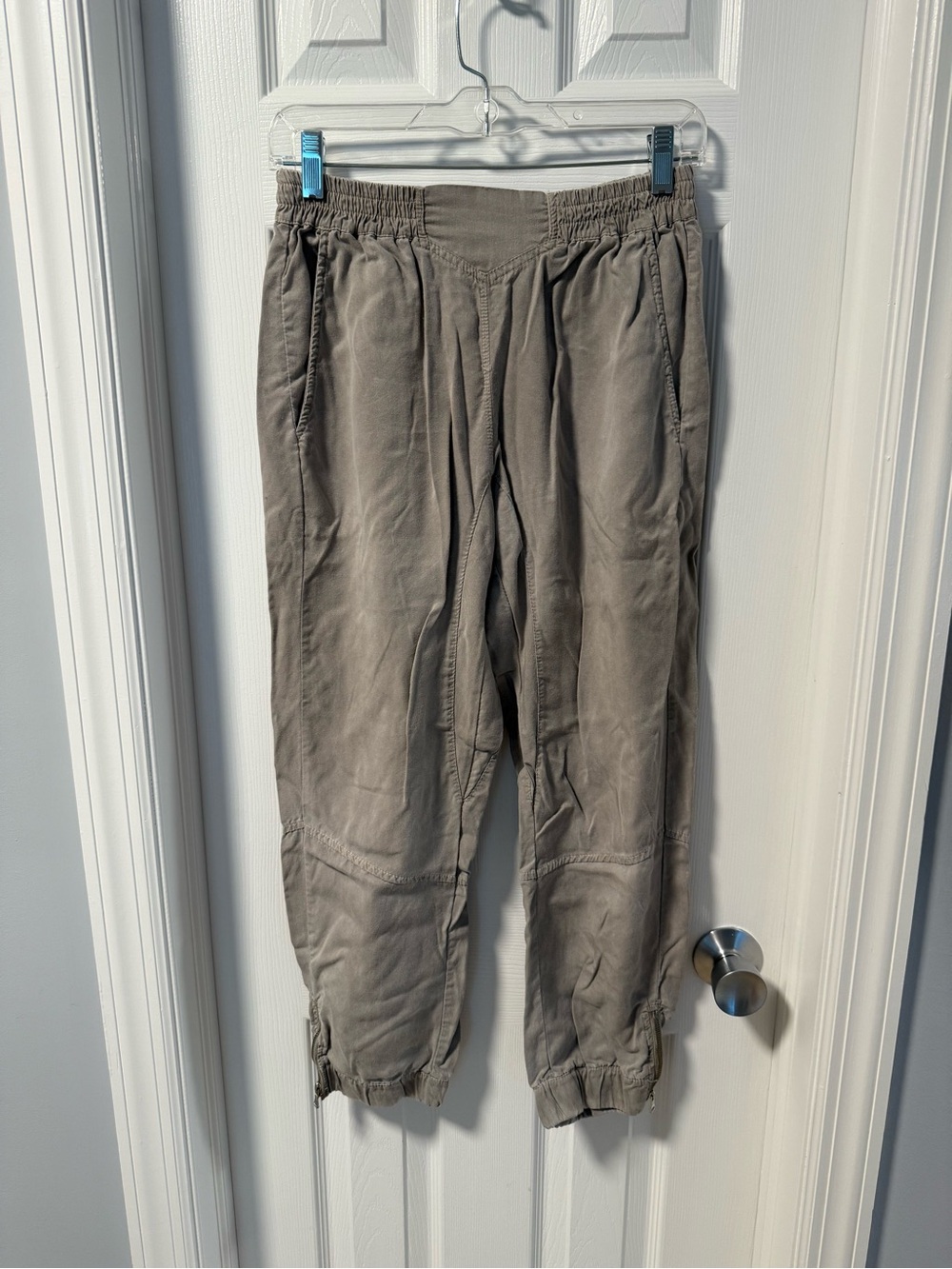 Women’s Cropped Casual Cargo Pants in Taupe